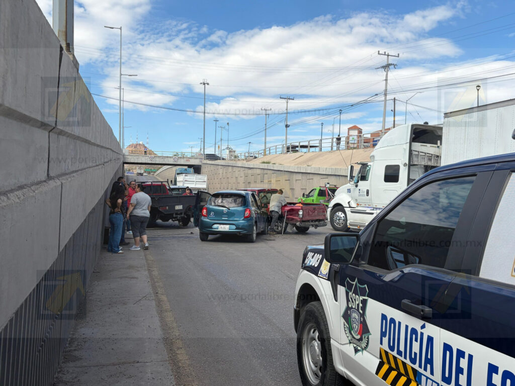 Carambola de cinco vehículos provoca caos vial en la carretera Aldama-Chihuahua