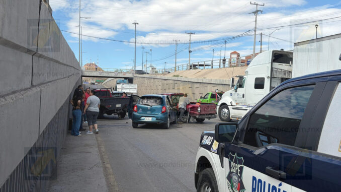 Carambola de cinco vehículos provoca caos vial en la carretera Aldama-Chihuahua