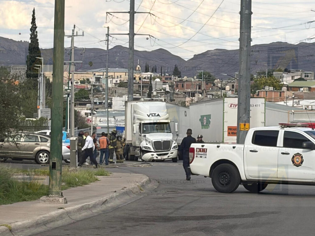 Tráiler impacta línea de gas dentro de los patios de una maquiladora
