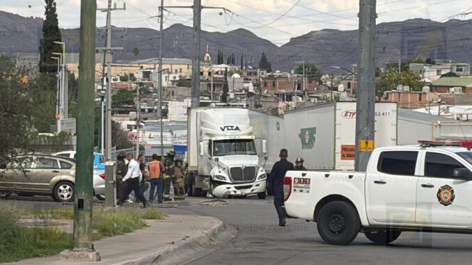  Tráiler impacta línea de gas dentro de los patios de una maquiladora