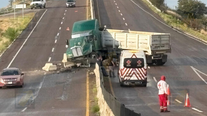 Tráiler derrapa y termina encampanado en el entronque de la Vía Corta a Parral