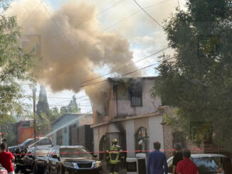 Voraz incendio consume vivienda de dos pisos en la colonia Rosario