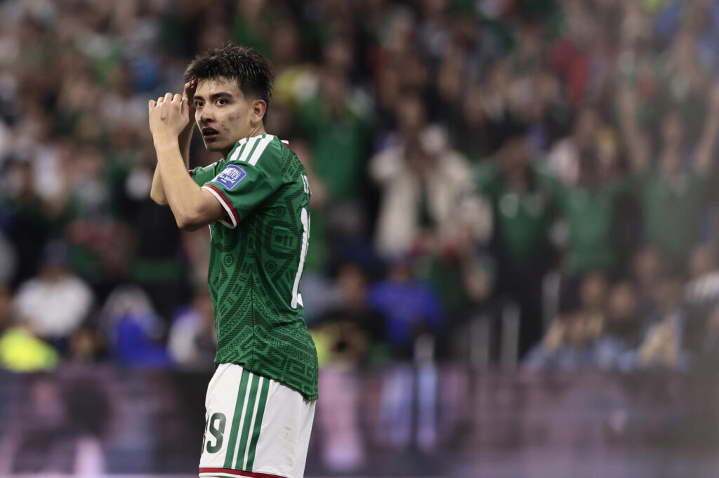 Manchester United se baja de la pugna por Gilberto Mora
