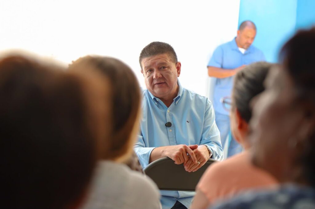 César Jáuregui escucha de primera mano las necesidades de vecinos de la colonia Zootecnia
