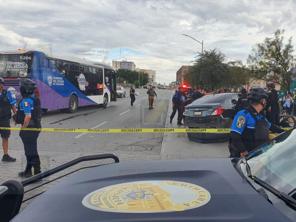 Mujer se pasa en rojo y choca de frente contra Bowí en la Venustiano Carranza; queda atrapada