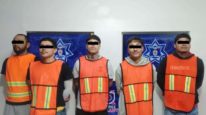 Detienen a dos hombres armados y tres de sus cómplices