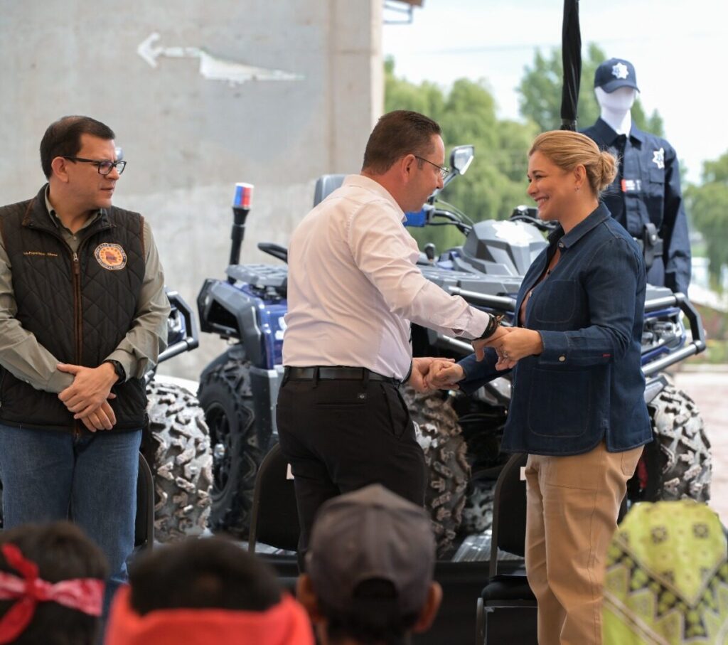 Maru Campos refuerza seguridad en la región de Guachochi con entrega de patrullas y equipamiento policial