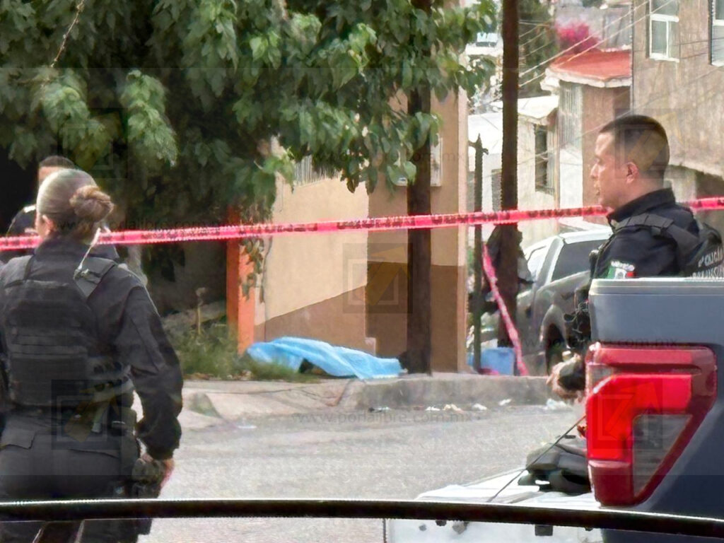Muere hombre tras amenazar a vecinos y enfrentar a policías en la colonia Saucito