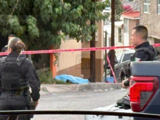 Muere hombre tras amenazar a vecinos y enfrentar a policías en la colonia Saucito