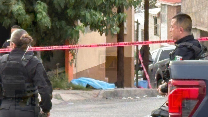 Muere hombre tras amenazar a vecinos y enfrentar a policías en la colonia Saucito