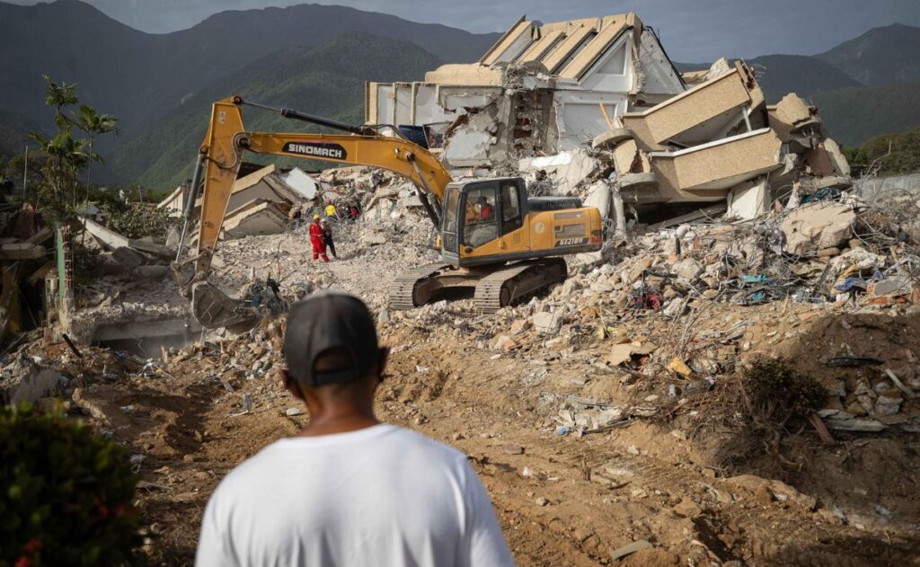 Rescatistas internacionales dejan Venezuela; continúa recuperación de cuerpos