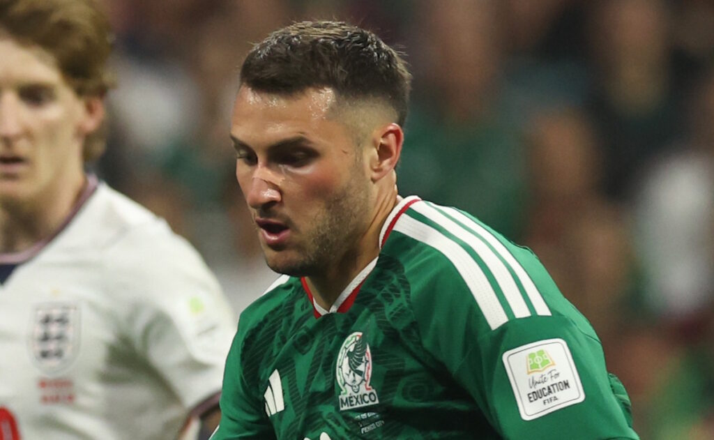 Trasladan a Santiago Giménez a un hospital tras el México vs. Inglaterra