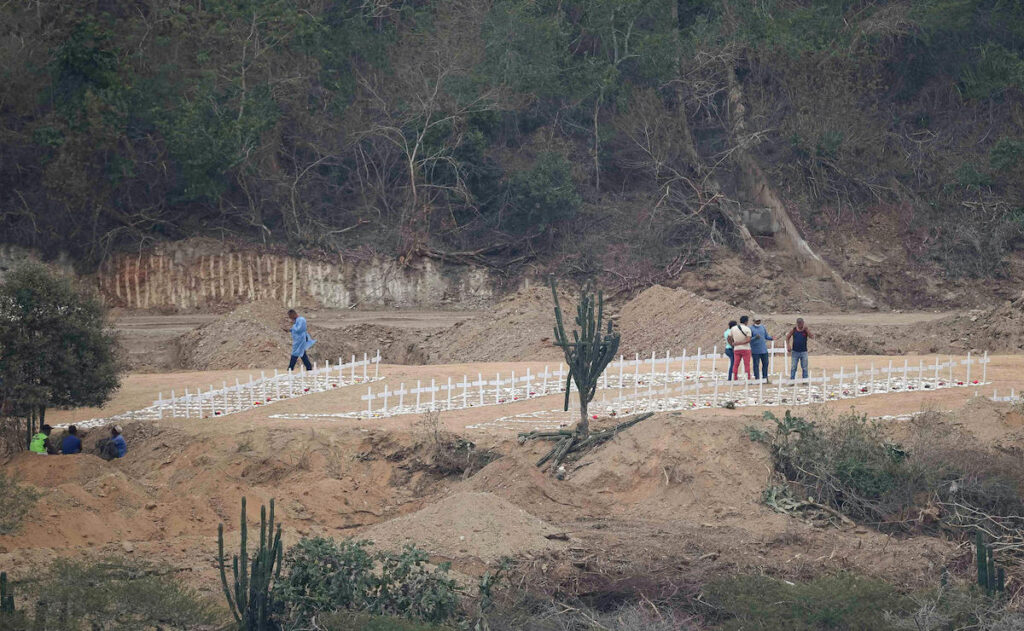 Fosas, cruces blancas y cadáveres sin nombre: la tragedia crece en La Guaira, Venezuela