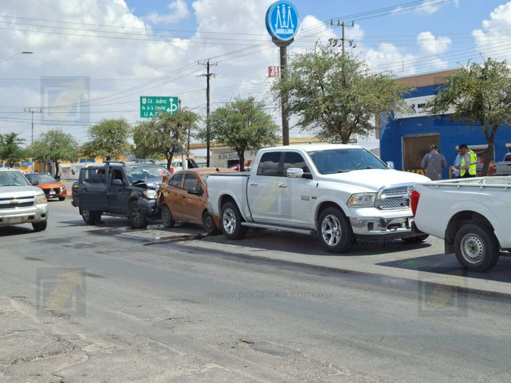 Choque múltiple de 4 vehículos en la Tecnológico provoca congestión vial