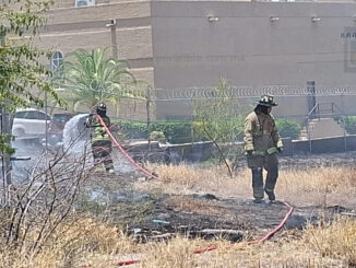 Incendio en terreno baldío obliga a evacuar agencia automotriz del Juventud 