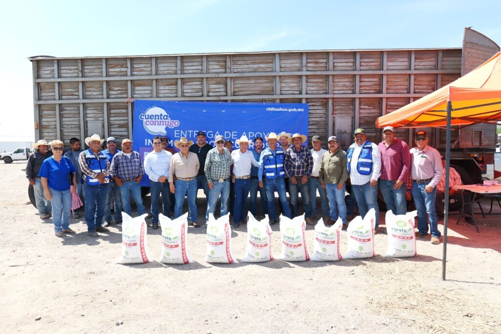 Arturo Zubía entrega 60 toneladas de fertilizante subsidiado a productores de Camargo y la región