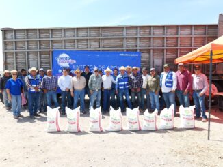 Arturo Zubía entrega 60 toneladas de fertilizante subsidiado a productores de Camargo y la región