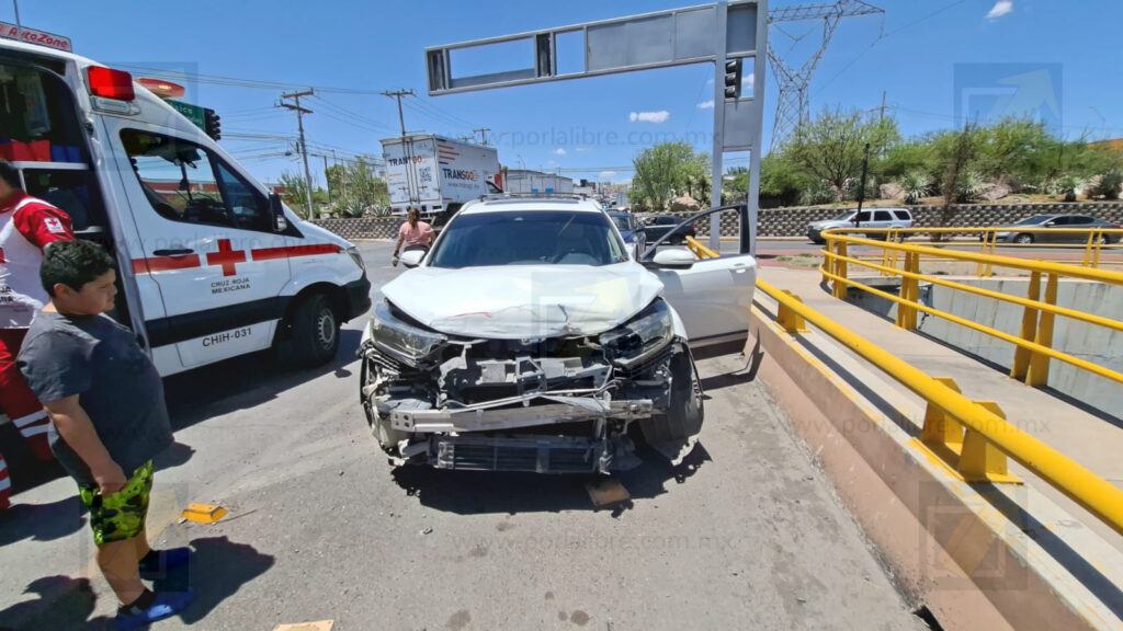 Choque en Circuito Universitario deja una camioneta volcada y caos vial