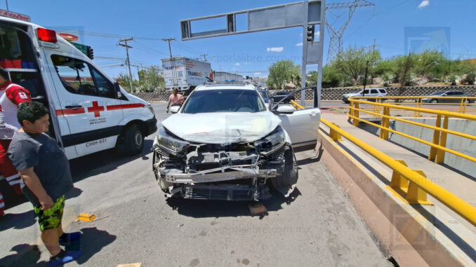Choque en Circuito Universitario deja una camioneta volcada y caos vial