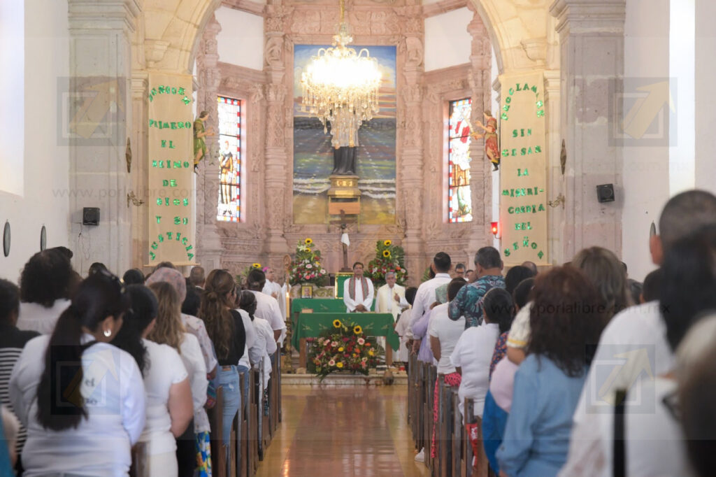 Maru Campos acude a ceremonia en memoria de sacerdotes jesuitas en Cerocahui