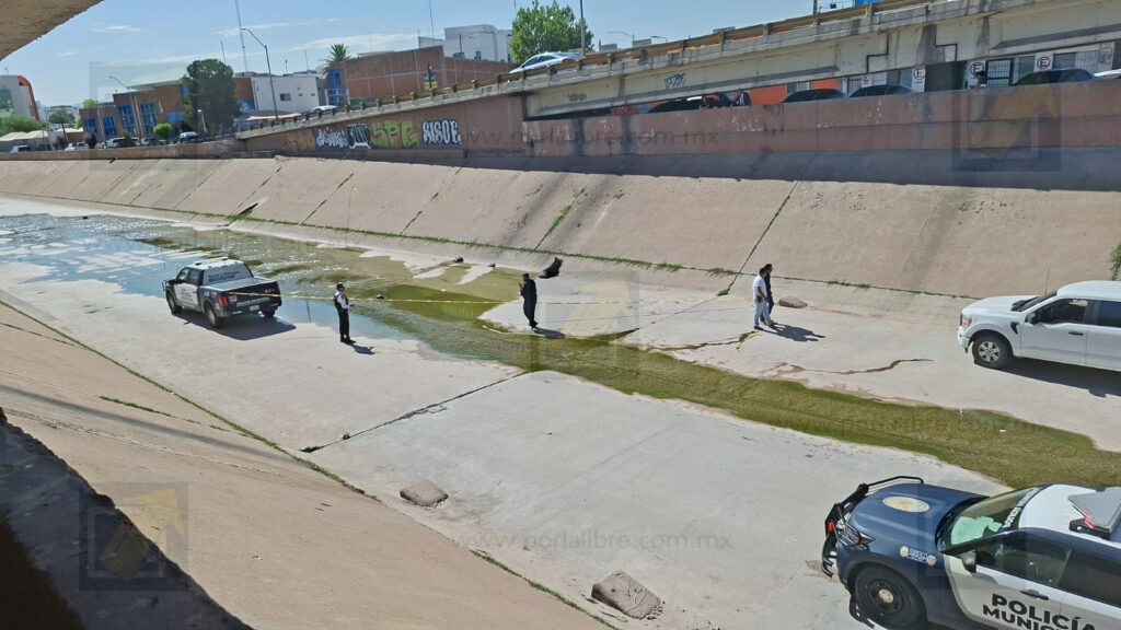 Localizan un encobijado, decapitado y calcinado dentro del canal Chuvíscar