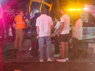 Ebrio atropella a tres en festejos en la glorieta de «Pancho» Villa; terminó detenido tras chocar contra un poste