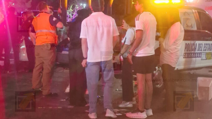 Ebrio atropella a tres en festejos en la glorieta de «Pancho» Villa; terminó detenido tras chocar contra un poste