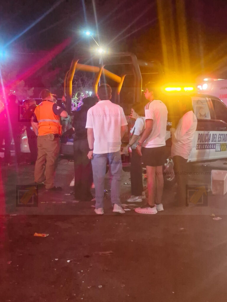Ebrio atropella a tres en festejos en la glorieta de «Pancho» Villa; terminó detenido tras chocar contra un poste
