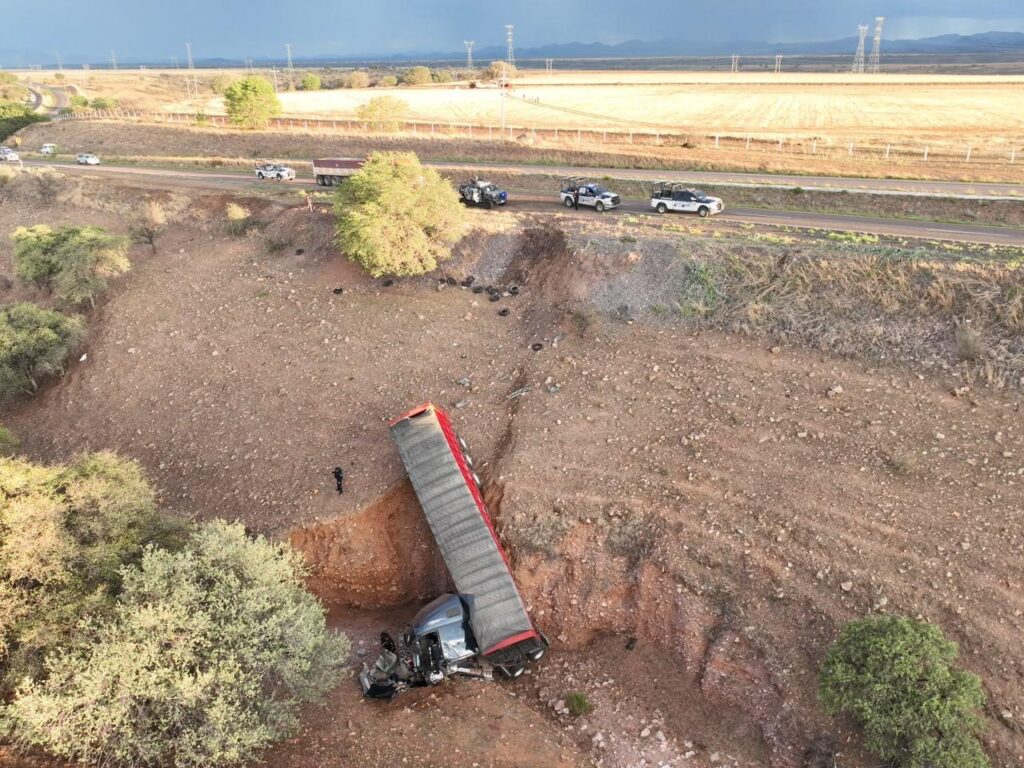 Rescatan policías estatales a conductor tras volcadura en carretera Chihuahua-Cuauhtémoc