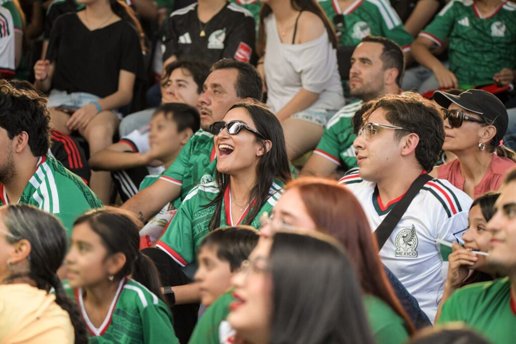 Disfrutan chihuahuenses del segundo partido de la Selección Mexicana en la Fiesta Mundialista en Plaza del Ángel