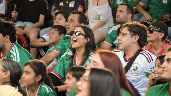 Disfrutan chihuahuenses del segundo partido de la Selección Mexicana en la Fiesta Mundialista en Plaza del Ángel