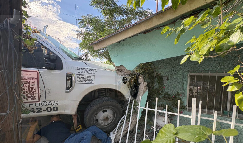 Camión repartidor de gas se impacta contra vivienda en la colonia Campesina