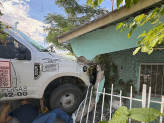Camión repartidor de gas se impacta contra vivienda en la colonia Campesina