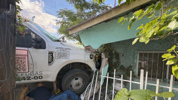Camión repartidor de gas se impacta contra vivienda en la colonia Campesina