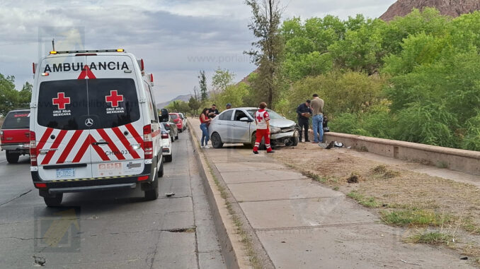 Fuerte choque en Vialidad Sacramento a la altura de las Grutas de Nombre de Dios