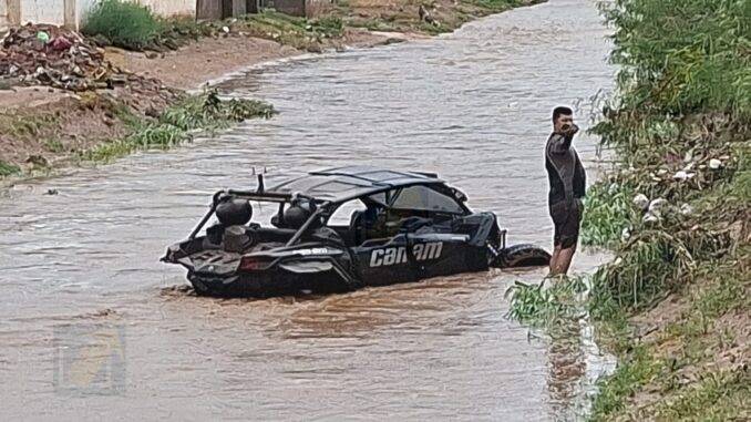 Joven queda atrapado en arroyo tras intentar cruzar en un vehículo todo terreno
