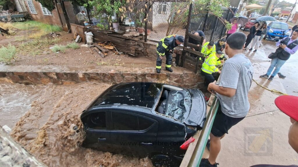 Lluvias provocan tragedia: Muere conductor en su vehículo arrastrado por la corriente