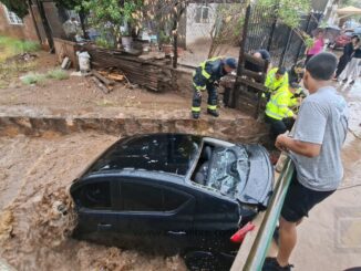 Lluvias provocan tragedia: Muere conductor en su vehículo arrastrado por la corriente