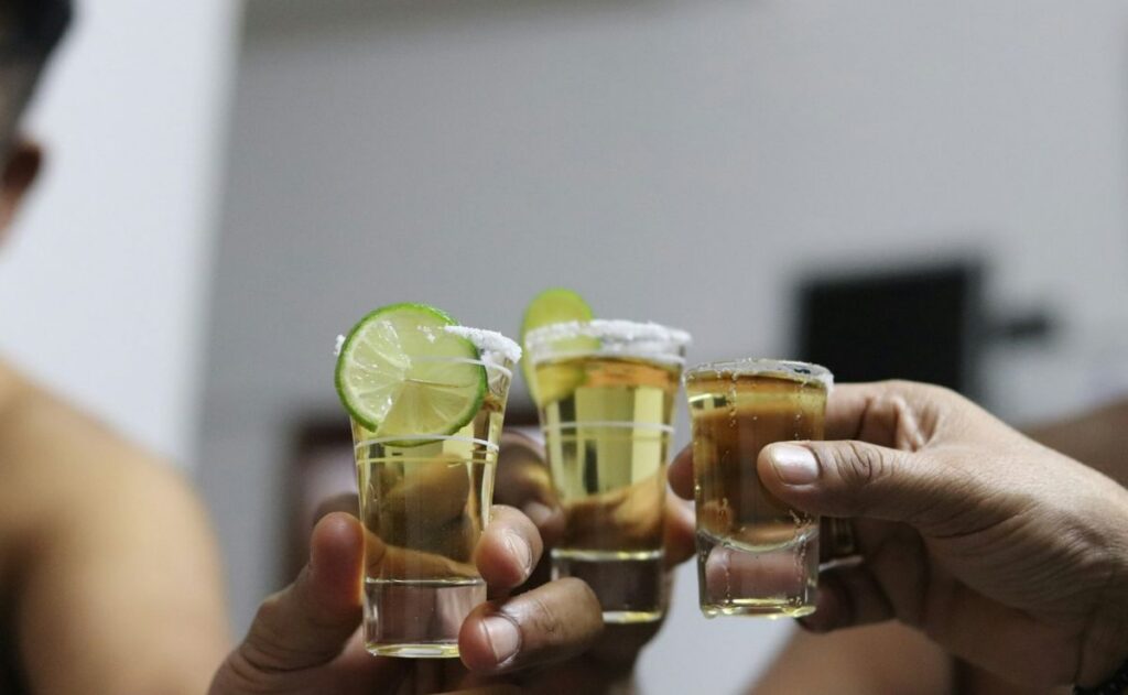 Alertan por falsificación y adulteración de tequila vendido en línea