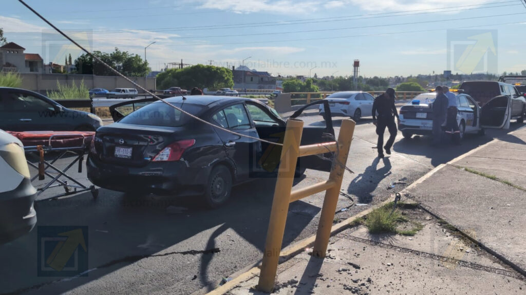 Vuelca tras fuerte choque en prolongación Teófilo Borunda; conductora resulta lesionada
