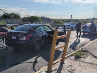 Vuelca tras fuerte choque en prolongación Teófilo Borunda; conductora resulta lesionada