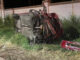 Aparatoso accidente en la avenida Palestina: Conductor choca contra muro, derriba tres palmeras y vuelca