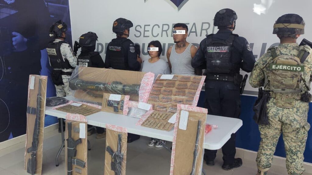 Aseguran a pareja con lanzacohetes antitanque y mil pastillas de fentanilo en Juárez
