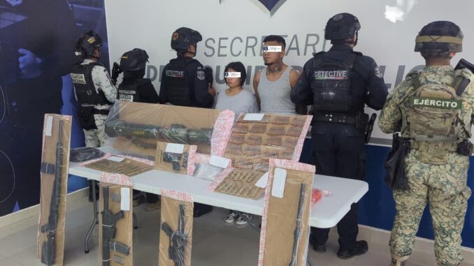 Aseguran a pareja con lanzacohetes antitanque y mil pastillas de fentanilo en Juárez