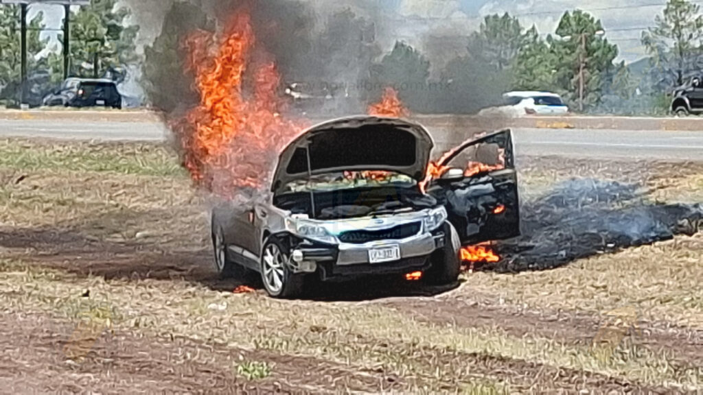 Incendio consume vehículo sobre la carretera Cuauhtémoc–Chihuahua