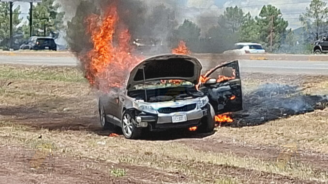 Incendio consume vehículo sobre la carretera Cuauhtémoc–Chihuahua