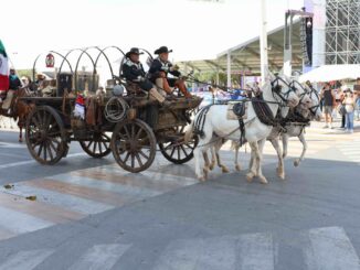 Desfila la Gran Cabalgata Villista por la ciudad de Chihuahua