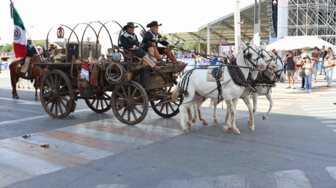 Desfila la Gran Cabalgata Villista por la ciudad de Chihuahua