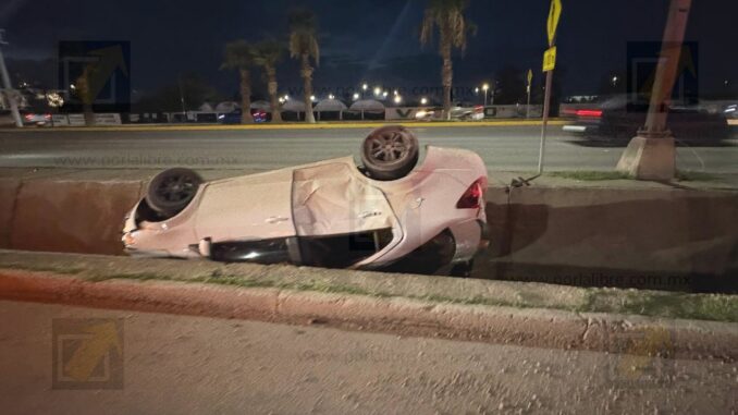 Conductor vuelca dentro de una canaleta en el Fuentes Mares y se va