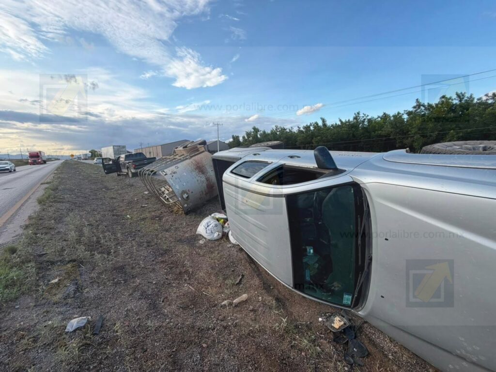 Conductor vuelca su camioneta en la carretera Chihuahua–Juárez; remolcaba una traila para caballos
